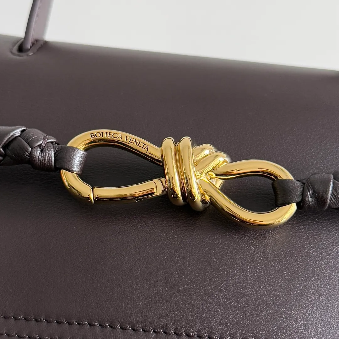 Batch 2360 BottegaVeneta Latest Ciao Ciao Bag Silky cowhide two-way flap handbag with signature twist detail, hidden hook closure, flap can be fastened to the front or attached to the INTRECCIATO woven interior pocket, comes with an adjustable and detachable crossbody strap, interior compartment, and also features a zippered pocket. The surprise flap has various shapes. Style 1 - Cover the bag surface and expose the knot decoration. Style 2 - Place the flap inside the bag. A buckle is also designed. Style 3 - The U-shaped position of the top handle in the hand bag. Style No.: 817231 Size: 34*26*15cm